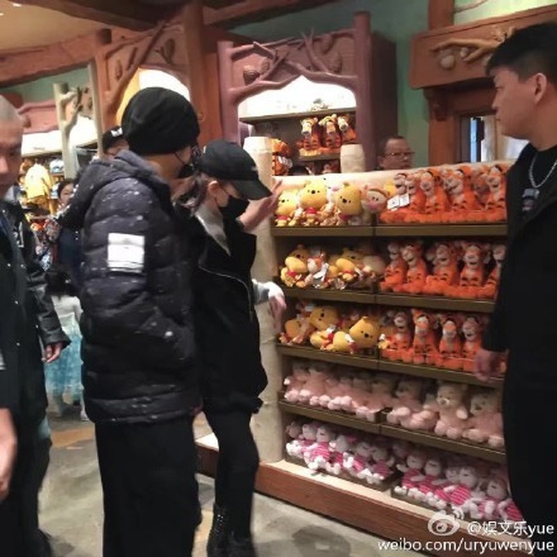 Vo chong Chau Kiet Luan di choi Disneyland voi 4 ve si-Hinh-3